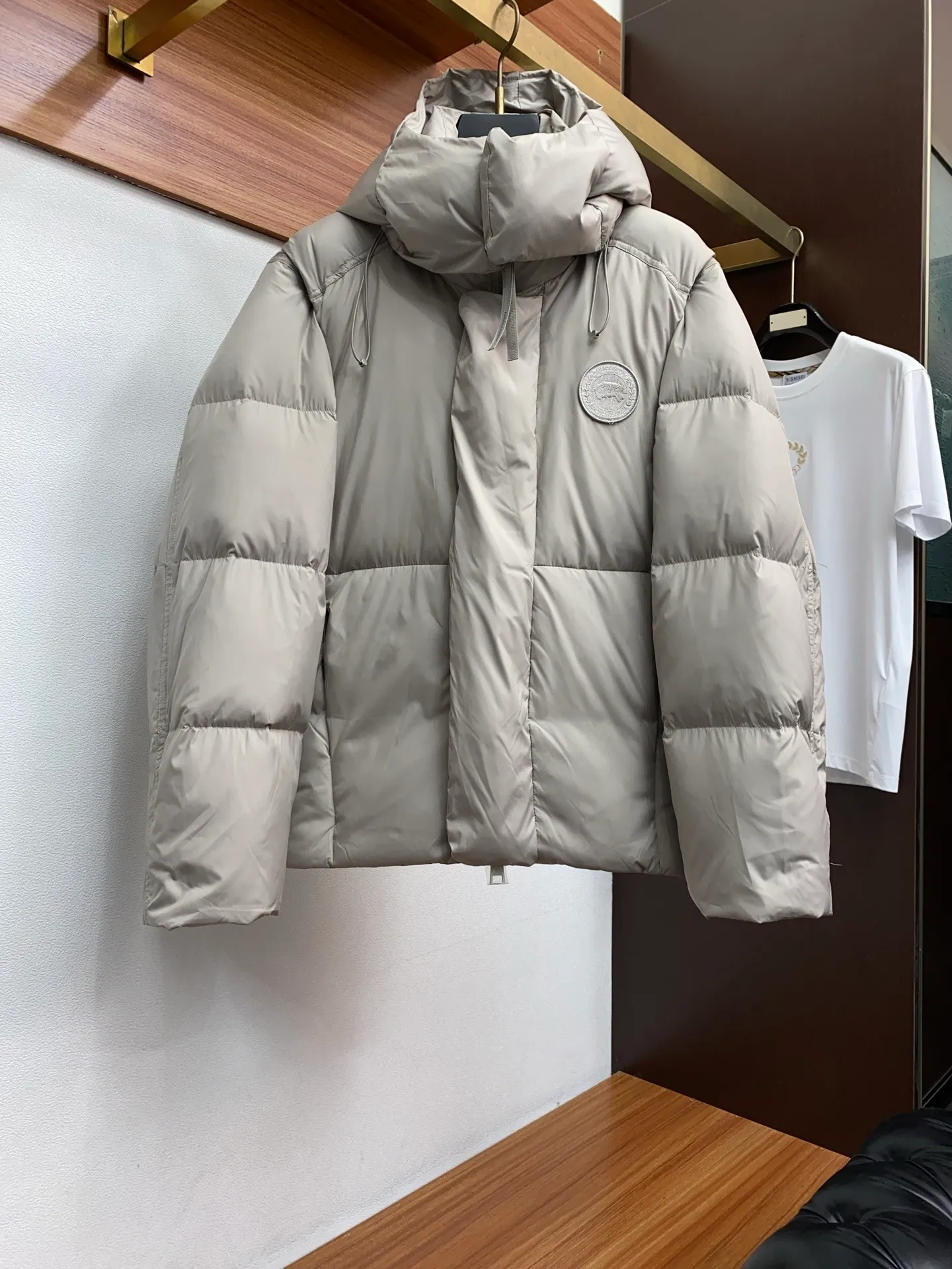 P1400 [Zhang Linghe’s latest top-grade down-filled Canada Goose model] Hooded, removable hood! The original custom-woven lightweight square technology three-proof fabric is windproof, rainproof and friction-proof. It is made of 400D gallbladder Zhengerbajing national standard 90 white duck down. When it is inserted inside, it will be more fluffy and temperature-locking. The whole piece can be stored and folded! ! The embroidered logo on the left chest is a topographic map of Canada, lifelike and perfectly restored. It is embroidered with high-density colored yarn using imported embroidery machines from Bai Lingda. In particular, the sleeves are detachable, making it especially suitable for areas with unstable climate. The washing and labeling are all based on the latest version, and the customized washing labels are equipped with laser anti-counterfeiting labels! ! And the position of the wash water mark is synchronized according to the 25-year new hidden design process. The wash water mark is all hidden inside and can be seen in the detailed picture. What you see is what you get! ! Color graphite gray, black Size xs s m L xl